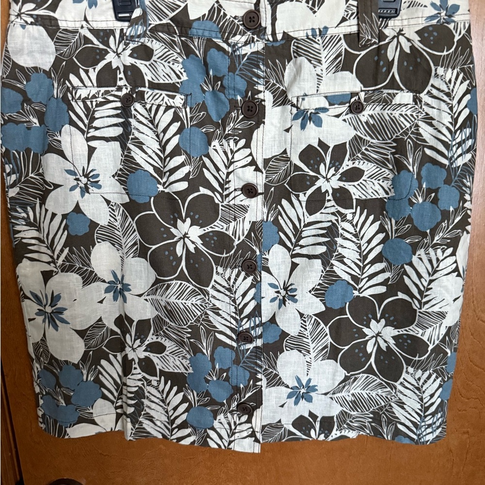 NWOT- Avenue - Floral front button Skort.